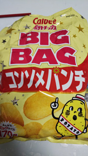 「カルビー ポテトチップス コンソメパンチ BIGBAG 袋170g」のクチコミ画像 by なんやかんやさん