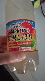 「サントリー 天然水スパークリング 贅沢しぼり 完熟うめ ペット500ml」のクチコミ画像 by なんやかんやさん