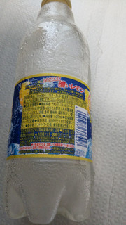 「サントリー 天然水スパークリング はじける濃いレモン ペット500ml」のクチコミ画像 by なんやかんやさん