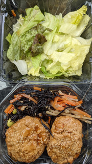 「セブン-イレブン たんぱく質が摂れる豆腐つくねのサラダ」のクチコミ画像 by まめぱんださん