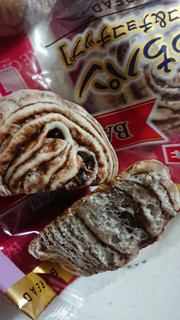 「ヤマザキ BAKE ONE もっちパン チョコ＆チョコチップ 袋4個」のクチコミ画像 by ぴのこっここさん