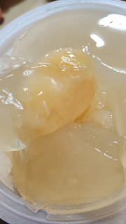 「マルハニチロ フルティシエ ちょっと贅沢 完熟白桃 カップ210g」のクチコミ画像 by レビュアーさん