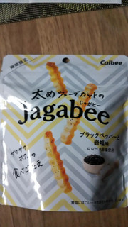 「カルビー 太めウェーブカットのJagabee ブラックペッパーと岩塩 35g」のクチコミ画像 by なんやかんやさん