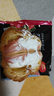 「オランジェ ひかえめに言ってクリーム多めのシュークリーム あまおう苺 袋1個」のクチコミ画像 by やっぺさん