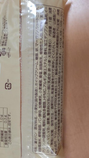 「ファミリーマート ファミマ・ベーカリー ホイップメロンパン」のクチコミ画像 by はるなつひさん