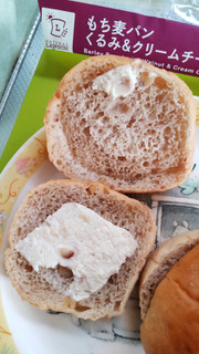 「ローソン NL もち麦パン くるみ＆クリームチーズ 2個入」のクチコミ画像 by minorinりん さん