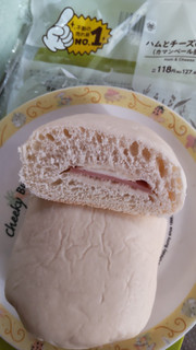 「ミニストップ MINISTOP CAFE ハムとチーズのパン カマンベール風味」のクチコミ画像 by minorinりん さん