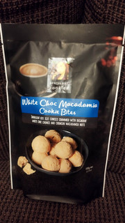 「Byron Bay Cookie White Choc Macadamia Cookie Bites 100g」のクチコミ画像 by みいぞうさん