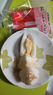 「セブン-イレブン 北海道産2種チーズ使用 レアチーズどら」のクチコミ画像 by minorinりん さん
