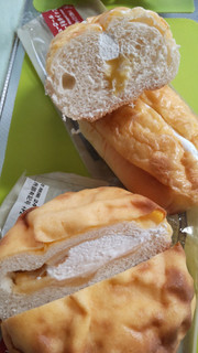 「ファミリーマート ファミマ・ベーカリー シュークリームみたいなパン カスタード＆ホイップ」のクチコミ画像 by minorinりん さん