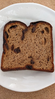 「ベースフード BASE BREAD ミニ食パン・レーズン 袋2枚」のクチコミ画像 by まめぱんださん