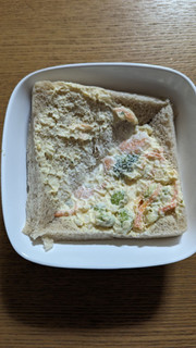 「ファミリーマート 全粒粉サンド海老とブロッコリーのサラダサンド」のクチコミ画像 by Monakaさん