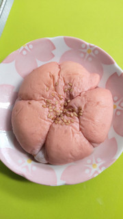 「コープ 大島桜の桜餅あんぱん 1個」のクチコミ画像 by minorinりん さん