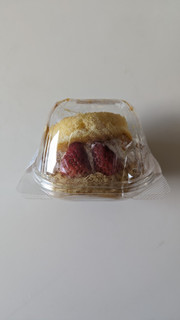 「ファミリーマート ファミマルSweets ふんわりホットケーキ風サンド いちご」のクチコミ画像 by Monakaさん