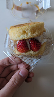 「ファミリーマート ファミマルSweets ふんわりホットケーキ風サンド いちご」のクチコミ画像 by Monakaさん
