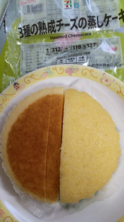 「セブン＆アイ セブンプレミアム 3種の熟成チーズの蒸しケーキ」のクチコミ画像 by minorinりん さん