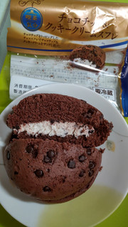 「ヤマザキ チョコチップ＆クッキークリームスフレ 1個」のクチコミ画像 by minorinりん さん