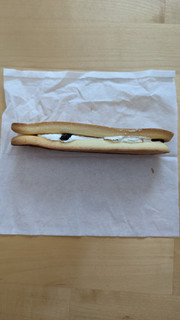 「ファミリーマート 香ばしクッキーサンド レーズン＆クリーム 1個」のクチコミ画像 by Monakaさん