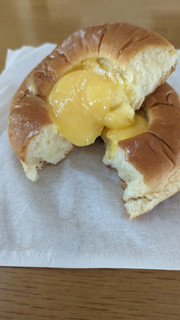 「ヤマザキ とろけるたっぷりカスタードクリームパン 1個」のクチコミ画像 by Monakaさん