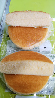 「セブン＆アイ セブンプレミアム 北海道産小麦とチーズの熟成チーズ 蒸しケーキ」のクチコミ画像 by minorinりん さん