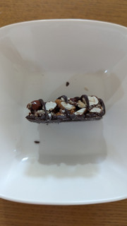 「KIND BE‐KIND ダークチョコレート アーモンド＆シーソルト 袋1本」のクチコミ画像 by Monakaさん