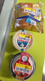 「モンテール 小さな洋菓子店 プレミアムチーズシュークリーム」のクチコミ画像 by minorinりん さん