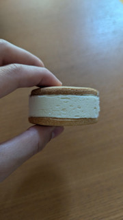 「ファミリーマート ファミマルSweets バタービスケットサンド チーズ」のクチコミ画像 by Monakaさん