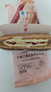 「ファミリーマート ファミマルKITCHEN 凍ったまま食べる いちごのミルフィーユ」のクチコミ画像 by Monakaさん