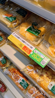 「ファミリーマート ファミマ・ベーカリー ひと口もち食感チーズ 北海道産ナチュラルチーズ使用」のクチコミ画像 by minorinりん さん