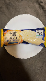 「明治 十勝チーズアイス 濃厚チーズケーキ 袋84ml」のクチコミ画像 by つばさピアスさん