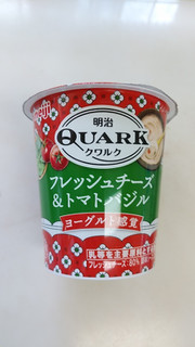 「明治 QUARK フレッシュチーズ＆トマトバジル カップ90g」のクチコミ画像 by 鉄腕子さん