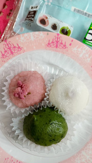 「セブン-イレブン 春の三色こもち 桜もち・餡もち・草もち」のクチコミ画像 by minorinさん