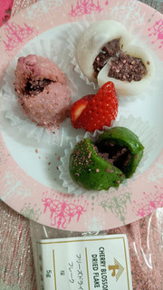 「セブン-イレブン 春の三色こもち 桜もち・餡もち・草もち」のクチコミ画像 by minorinさん