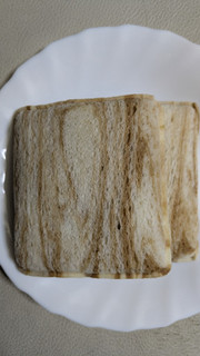 「ヤマザキ ランチパック 濃厚ショコラ ゴディバ監修」のクチコミ画像 by まこぴーさん