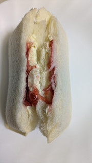 「ヤマザキ ランチパック 贅沢いちごのランチパック やみつきザクザク食感」のクチコミ画像 by まこぴーさん