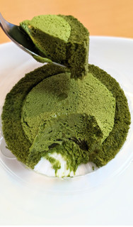 「ローソン Uchi Cafe’ × 森半 濃いお抹茶ロールケーキ お抹茶ソース入り」のクチコミ画像 by はるなつひさん