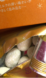 「明治 アーモンドチョコレート ホワイトベール 箱59g」のクチコミ画像 by SANAさん