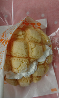 「デイリーヤマザキ バター香るこだわりのホイップメロンパン 袋1個」のクチコミ画像 by ぺりちゃんさん