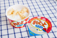 謎の新商品「おっとっとアイス」に「おっとっと」をふりかけて食べてみた