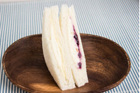 濃厚＆爽やか！　一度で二度おいしいローソン「レアチーズケーキサンド」を食べてみた