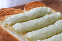 【5分レシピ】食パンが大変身！ 自宅で焼き立てメロンパンをつくろう