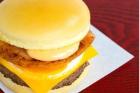 【25周年記念】まんまるバンズが可愛い♪ マクドナルド新作「満月月見バーガー」が登場！