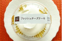 プルンプルンの弾力に衝撃！ ローソン「フレッシュチーズケーキ」を食べてみた