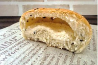 【2個で100円】コスパ神レベル！ 100円ローソン「黒ごまカマンベールチーズパン」は絶対に食べるべき！