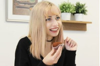 セブンの「てぃらみすわらび」って本当においしいの？ 本場イタリア人が食べてみた結果→