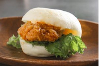 【まっ白】見た目だけじゃない！味も衝撃なコンビニバーガー