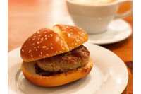 【この肉汁を体感して】いきなりステーキ監修のコンビニハンバーガーが肉肉しい