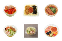 【2026年8月下旬】コンビニ麺・コンビニパスタの新商品！トマトと生ハムのバジルパスタサラダや辛子明太子焼ビーフンなどまとめ