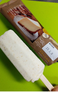 「シャトレーゼ 4種のチーズのベイクドチーズケーキバー 62ml」のクチコミ画像 by minorinりん さん