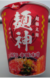 「明星食品 麺神 極旨辛豚味噌 カップ101g」のクチコミ画像 by tddtakaさん